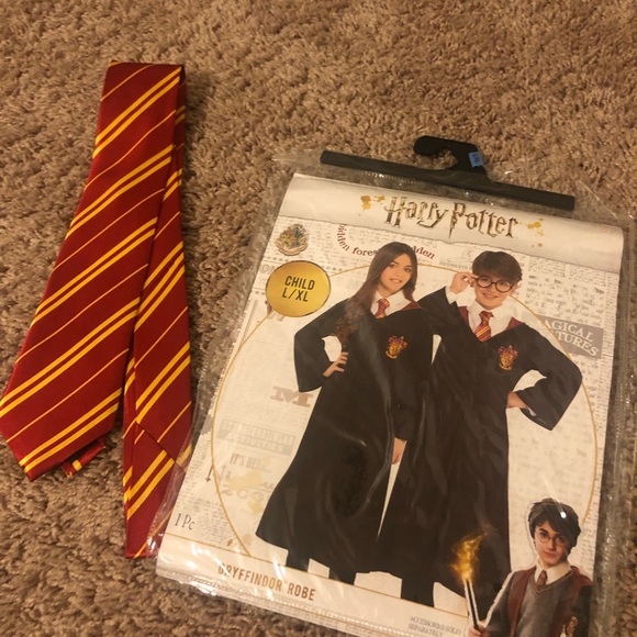 Harry Potter Gryffindor Robe & Tie - Picture 7 of 8